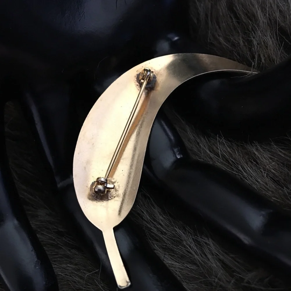 Vintage 70s gold tone textured leaf brooch pin